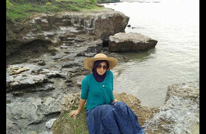 Menikmati sore hari di pantai Karang Hitam Pantai Utara Pasuruan.