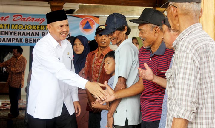 Bupati Mojokerto Pungkasiadi saat penyerahan bantuan 518 paket sembako di Desa Tempuran, Kecamatan Sooko.