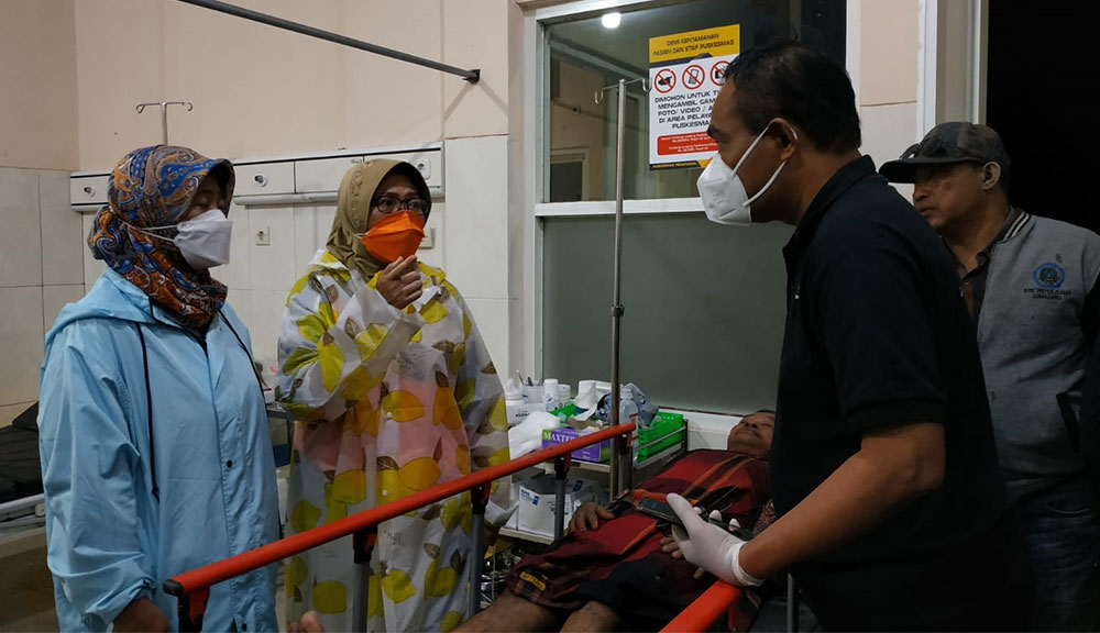 Wakil Bupati Lumajang, Indah Amperawati, saat meninjau kondisi terkini korban luka bakar yang dirawat di Puskesmas Penanggal.