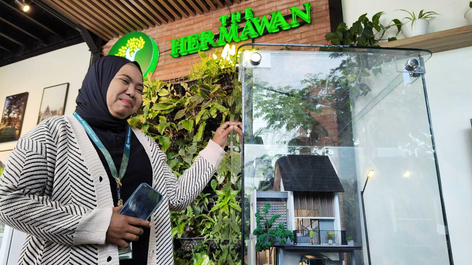 Nafidatur Rosidah, Sales Koordinator The Hermawan Village, saat menunjukkan model rumah dari cluster Cluster Omar Resort. Foto: Muji Harjita/BANGSAONLINE