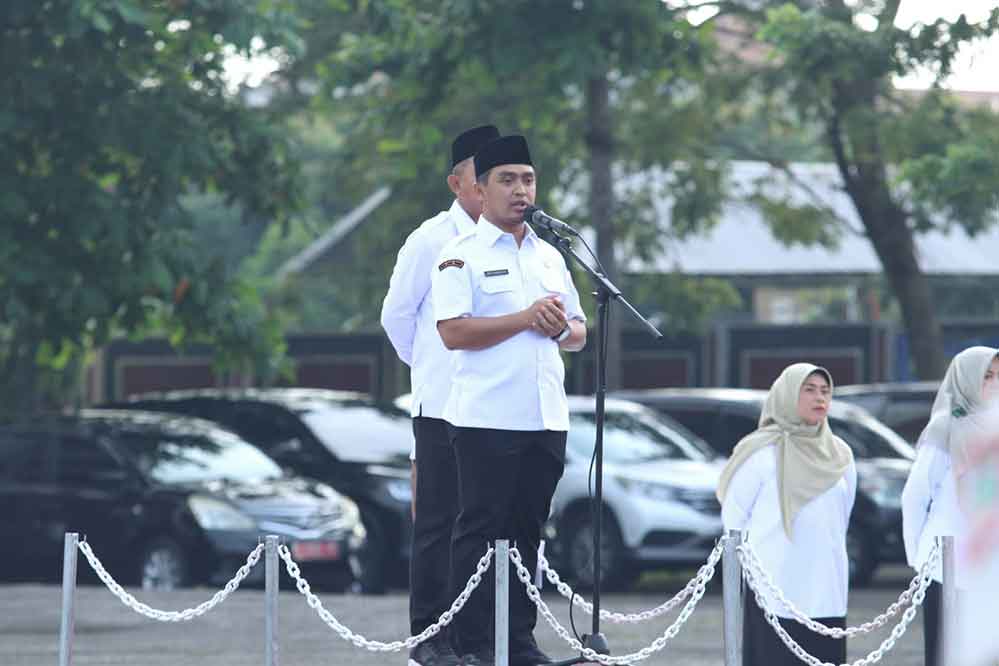 Wali Kota Pasuruan, Adi Wibowo langsung memimpin apel ASN perdana usai libur lebaran. (Ist)