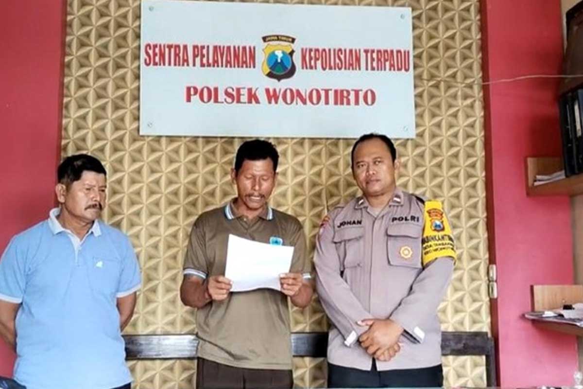 Tulus Rianto (53), warga Dusun Krajan Desa Tambakrejo, Kecamatan Wonotirto Kabupaten Blitar saat memberi klarifikasi video penampakan harimau di JLS. Foto: Ist.