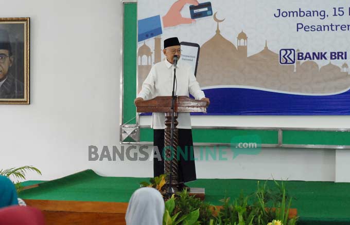 KH Salahudin Wahid (Gus Solah), Pesangsuh Ponpes Tebuireng saat memberikan sambutan dalam pencanangan Gerakan Nasional Non Tunai (GNNT) Pesantren, Kamis (15/12). foto: BANGSAONLINE