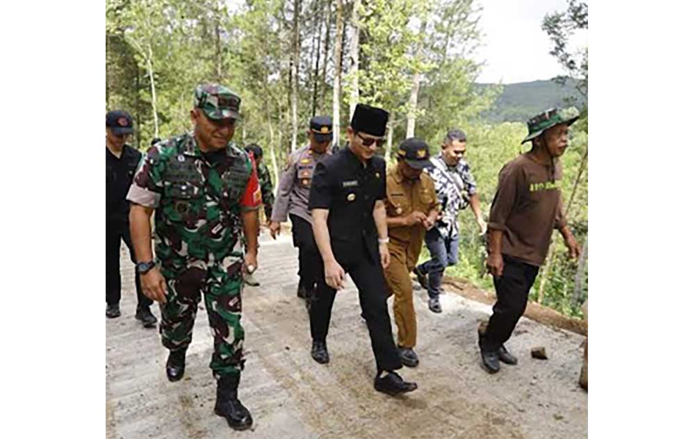 Bupati Arifin (pakai songkok) saat meninjau proyek TMMD di Desa Tanggaran Trenggalek.