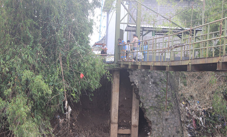 Jembatan di Dusun Bulu, Desa Bulusari, Kecamatan Gempol yang ambrol. (foto: ist)