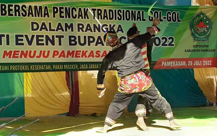 Penampilan pencak tradisional gol-gol di hadapan para pejabat Kabupaten Pamekasan.