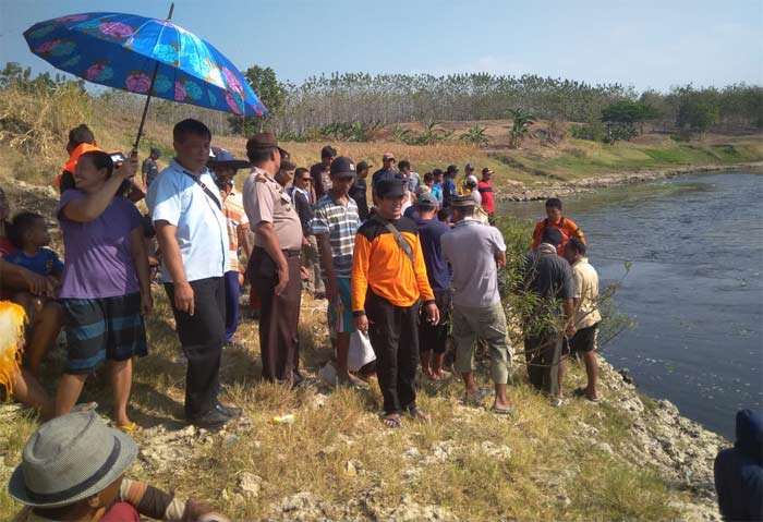 Warga berkerumun melihat lokasi kejadian.