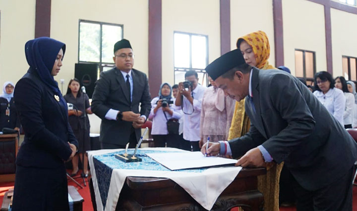 Wali Kota Mojokerto Ika Puspitasari (kiri) menyaksikan penandatangan pakta integritas oleh 63 Kasek Negeri di Gedung SDN Wates, Jalan Raya Ijen.