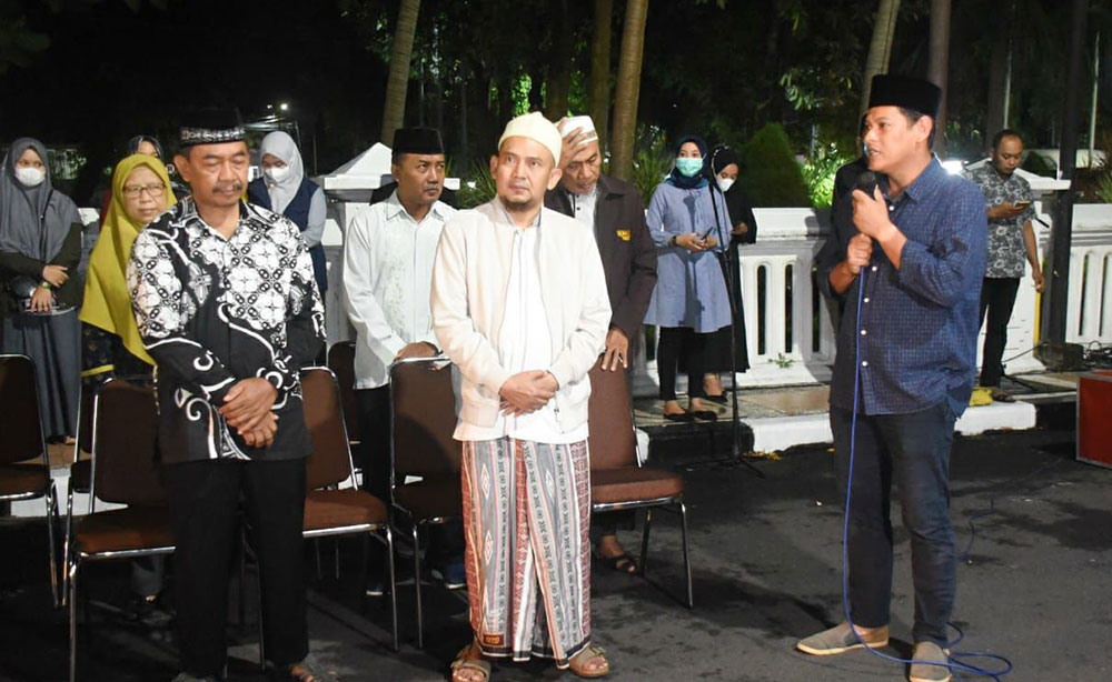 Wali Kota Kediri Abdullah Abu Bakar (kanan) saat memberangkatkan calon jamaah haji. foto: ist.