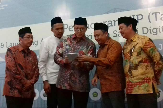 Menteri Agama RI Lukman Hakim Syafuddin saat me-launching iSantri di Ma’had Aly Pondok Pesantren Salafiyah Syafiiyah Sukorejo Situbondo.