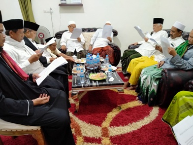 Para kiai serius membahas penanganan covid-19 di Guest House Insitut KH Abdul Chalim Pondok Pesantren Amanatul Ummah Pacet Mojoketo Jawa Timur, Jumat (3/4/2020). foto: MA/ BANGSAONLINE.COM