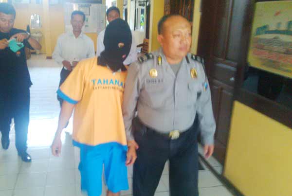 DISEL - Pelaku pencabulan, Jaswadi, ketika dikeler petugas karena mencabuli Bunga salah satu siswi SMP asal Jombang. (suwandi/BANGSAONLINE)