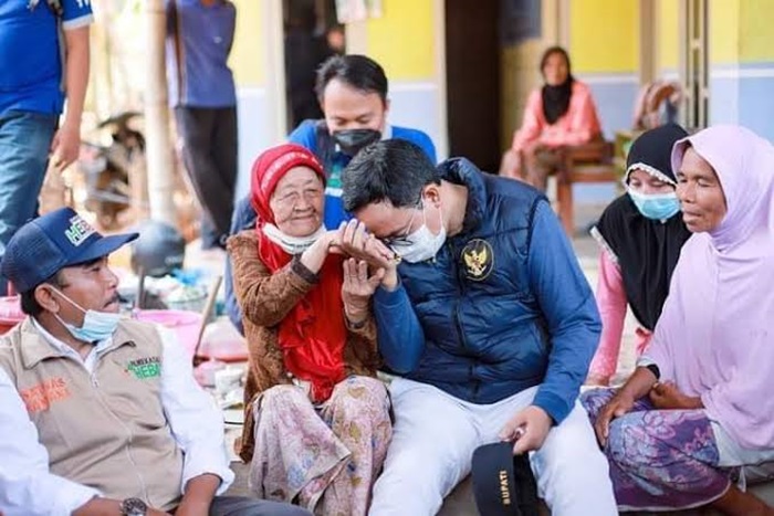Bupati Pamekasan turun langsung memberikan bantuan terhadap lansia.