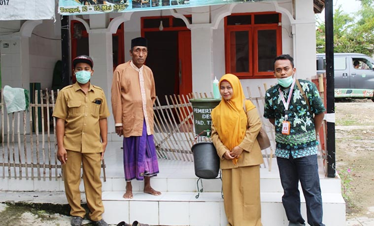 Kepala Desa Pademawu Timur bersama FRPB TIC menyalurkan bantuan tempat cuci tangan kepada tempat-tempat ibadah di Desa Pademawu Timur.