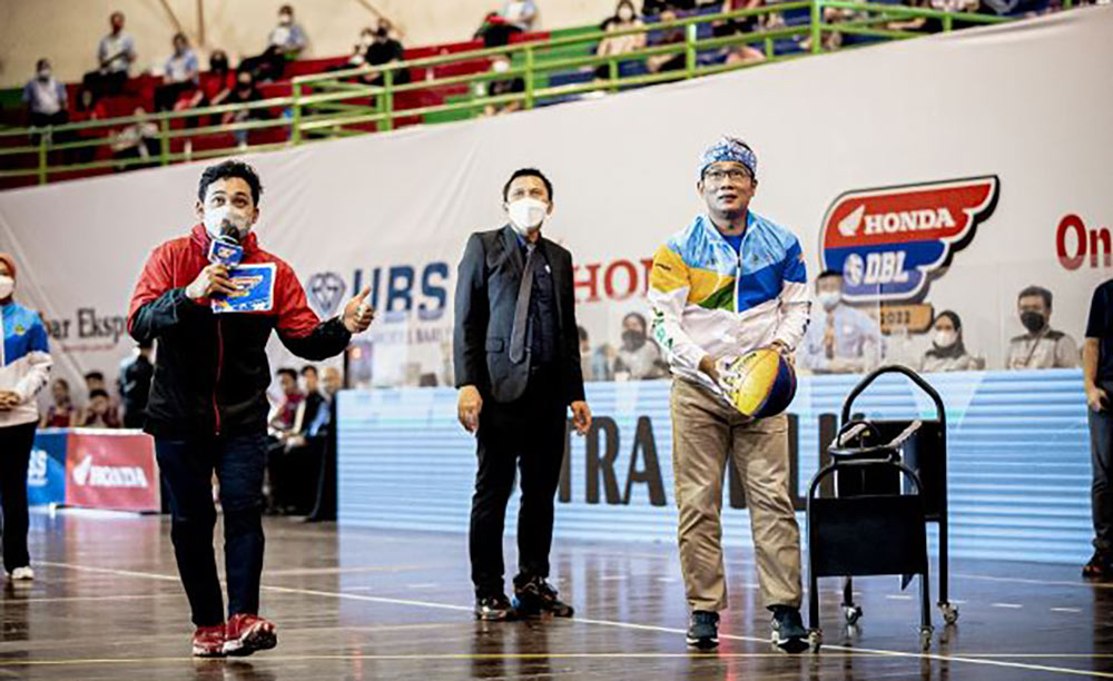 Gubernur Jawa Barat Ridwan Kamil saat mengikuti three point challenge. Ia berhasil memasukkan bola dari luar garis three point. Ia tampak didampingi Azrul Ananda. foto: ist/ bangsaonline.com.
