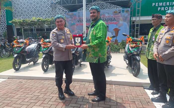 Wali Kota Probolinggo, Habib Hadi Zainal Abidin menyerahkan cenderamata kepada Kabaharkam Polri, Komjen Pol M. Fadil Imran di sela penyerahan hibah 200 unit motor.