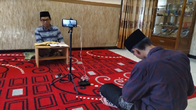 Gus Ayik saat pengajian secara online dengan jemaah lain.