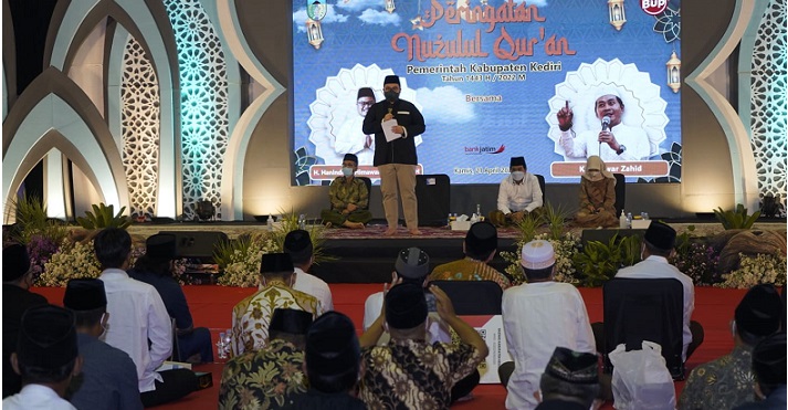 Bupati Kediri Hanindhito Himawan Pramana saat menyampaikan sambutan di acara peringatan Nuzulul Qur