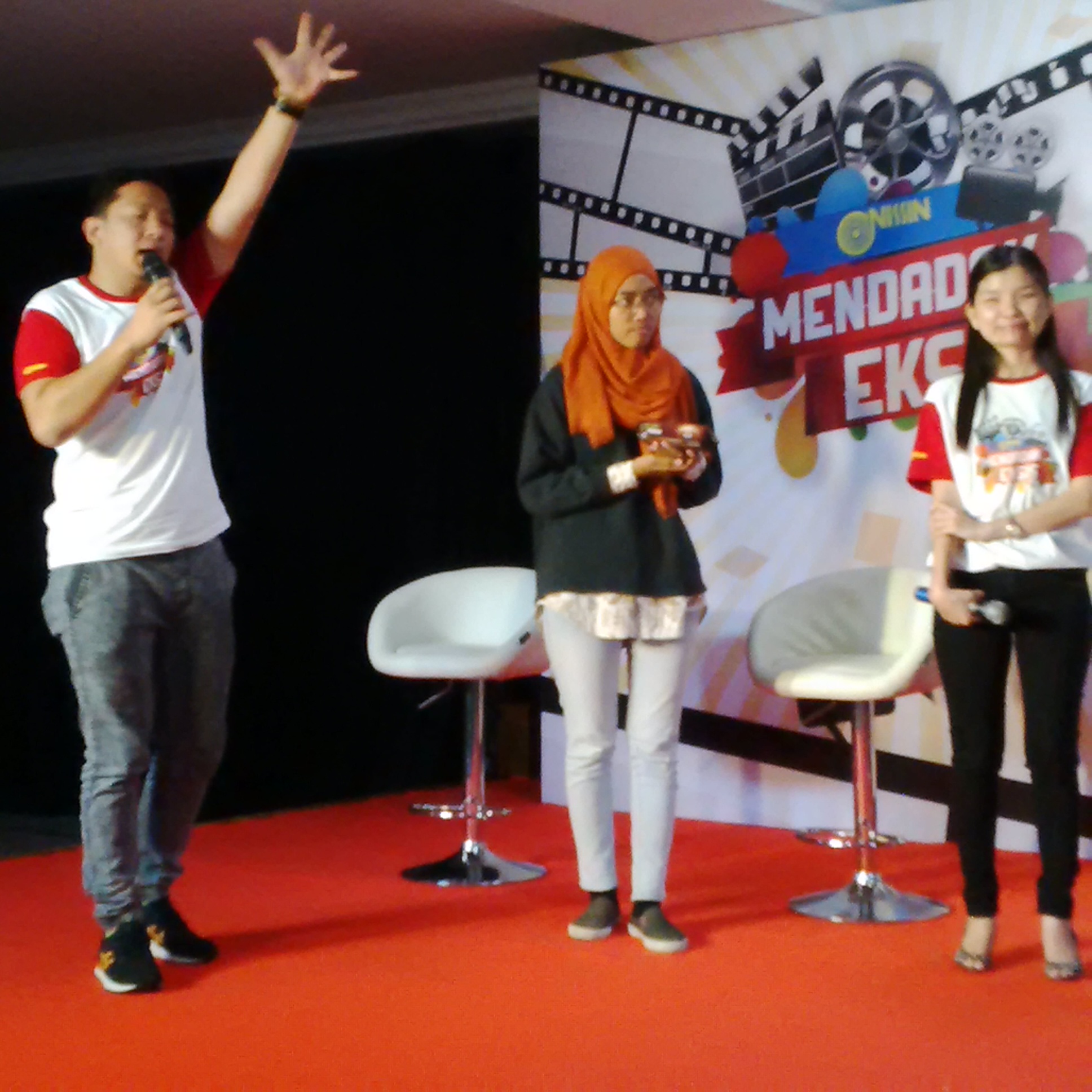 AKTING. Pemain film Ringgo Agus Rahman sedang mengajarkan cara berakting. foto : nisa/bangsaonnline