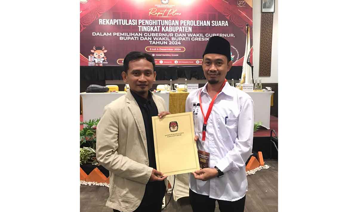Ketua KPU Gresik, Akhmad Taufik (kiri), saat menyerahkan hasil rekapitulasi Pilkada 2024 kepada tim pemenangan pasangan Yani-Alif. Foto: Ist