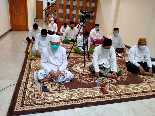 Para kiai peserta salat malam dan istighatsah serta doa bersama untuk bangsa di kediaman Ning Imah, putri Prof Dr KH Asep Saifuddin Chalim, MA, di lingkungan Pondok Pesantren Amanatul Ummah di Siwalankerto Utara Surabaya, tadi malam (Kamis/12/8/2021). foto: BANGSAONLINE.COM