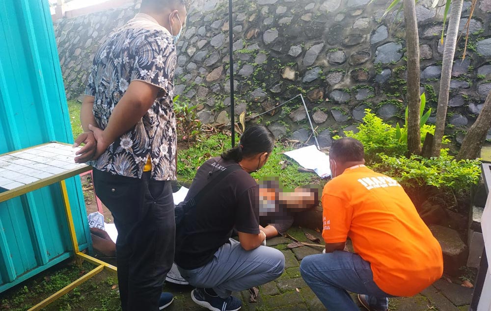 Petugas saat akan mengevakuasi korban. foto: ist.