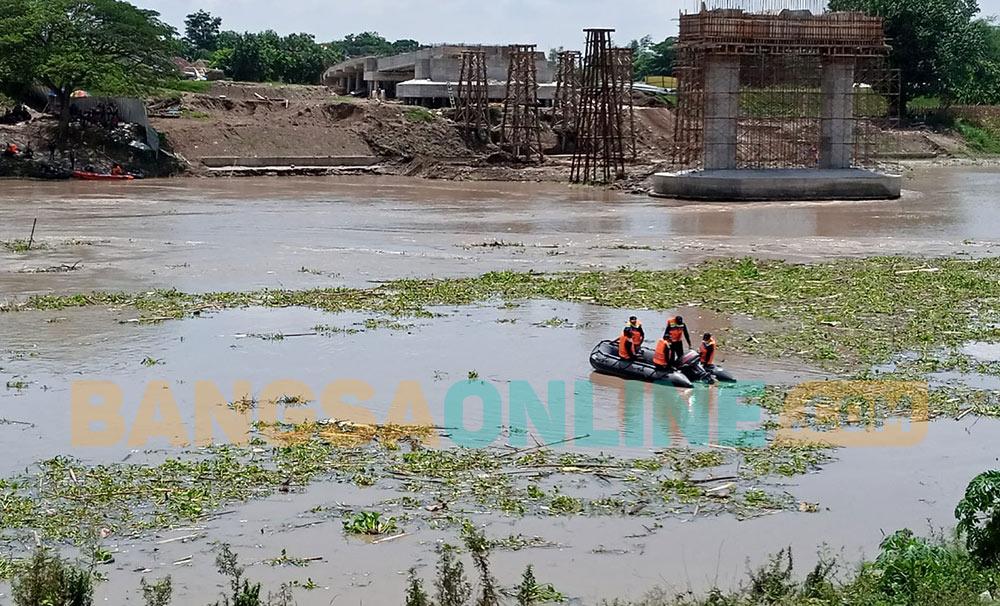 Lokasi penyisiran diperluas hingga Bendungan Babat dengan radius sekitar 55 kilometer dari titik terjadinya musibah. foto: GUNAWAN/ BANGSAONLINE
