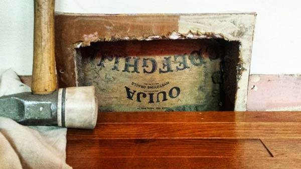 Posisi papan Ouija saat ditemukan. foto: repro mirror.co.uk