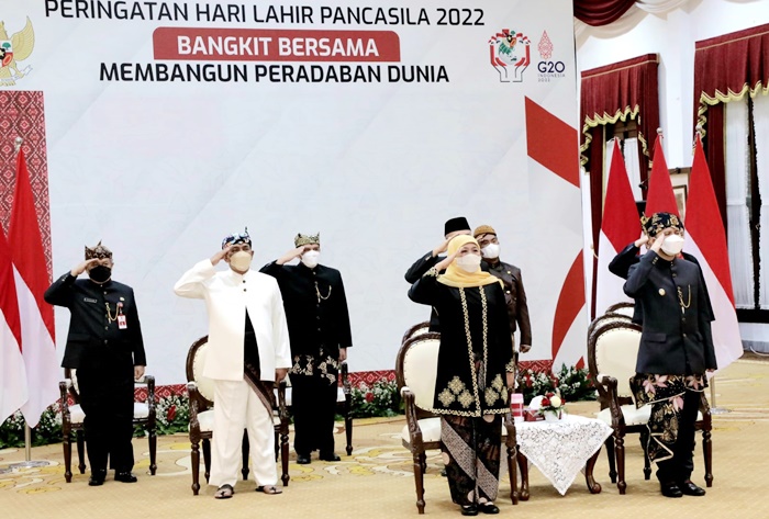Gubernur Khofifah bersama jajaran mengikuti Upacara Peringatan Hari Lahir Pancasila secara virtual di Gedung Negara Grahadi, Kota Surabaya, Rabu (1/6/2022).