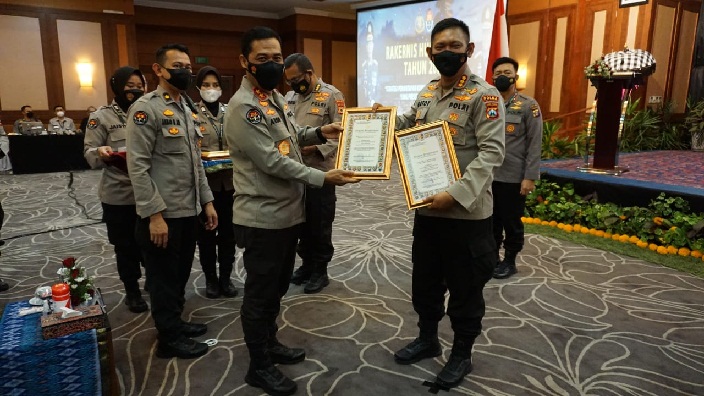 Kabid Humas Polda Jatim Kombes Pol Gatot Repli Handoko  ketika menerima 2 penghargaan atas partisipasinya secara aktif dalam "Top Influencer Cipta Tranding Topik Protokol Kesehatan" dan "Amplifikasi Terbanyak Peringkat I Semester I Tahun 2021".

