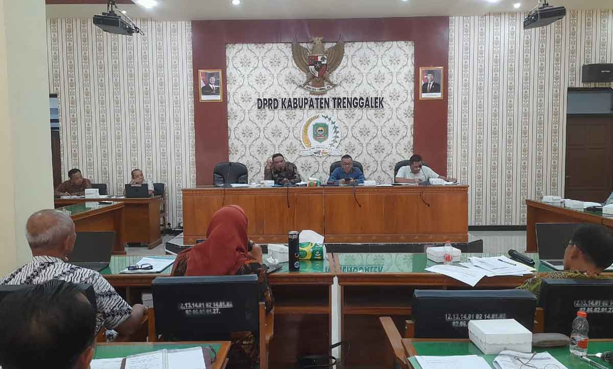 Rakor Komisi III DPRD Trenggalek bersama Dinas PKPLH dan Dinas PUPR.