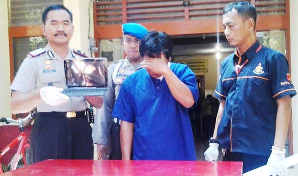 Unyil malu dan menutupi wajah dengan tangan. Foto: rusmiyanto/BANGSAONLINE