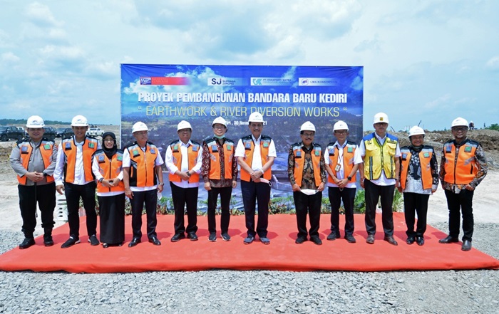 Menko Marves Luhut Binsar Panjaitan dan Menteri Agraria dan Tata Ruang serta Badan Pertanahan Nasional Sofyan A. Jalil saat kunker progres pembangunan Bandara Internasional Kediri. foto: ist.