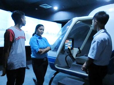 ?Siapapun Bisa mencoba sensasi menjadi pilot selama 15-30 menit di simulator penerbangan ini. foto : nisa/HARIANBANGSA