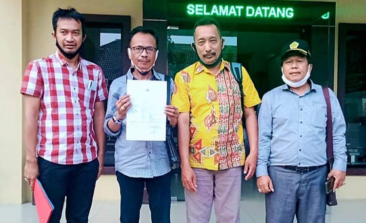 Dari kiri, Suwandi, S.H., Syaiful Anwar, S.H., M.H., Muji Damai, dan Sutrisno, S.H., M.H., saat melapor ke Polda Jatim. (foto: ist).