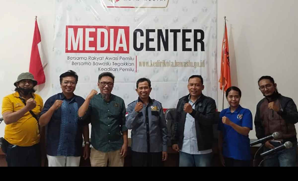 Ketua Bawaslu Kota Kediri, Mansur (tengah), bersama Tim Mappilu PWI Kediri. Foto: Ist