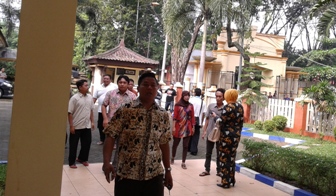 LURUK. Ratusan PKL di sekitar Kota Bojonegoro meluruk DPRD untuk meminta dukungan agar tidak direlokasi. Foto: eky nurhadi/BANGSAONLINE