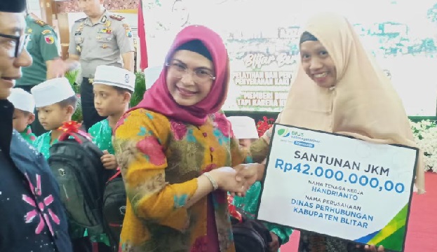 BPJS Ketenagakerjaan Serahkan Santunan Jaminan Kematian Bersama Putri Wapres