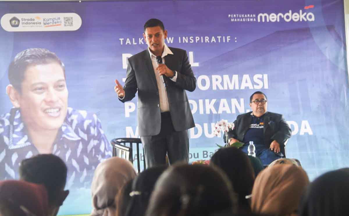 Wali Kota Kediri, Abdullah Abu Bakar, saat membagikan tips sukses dalam Talkshow Inspiratif: Digital Transformasi Pendidikan, Milik Dunia Muda. Foto: Ist
