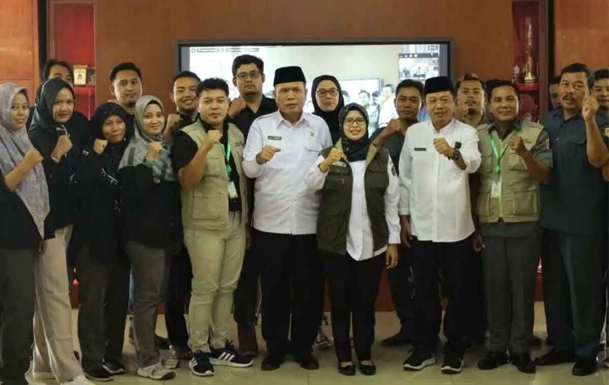 Bupati Blitar, Rini Syarifah, bersama petugas pengawas hewan kurban.
