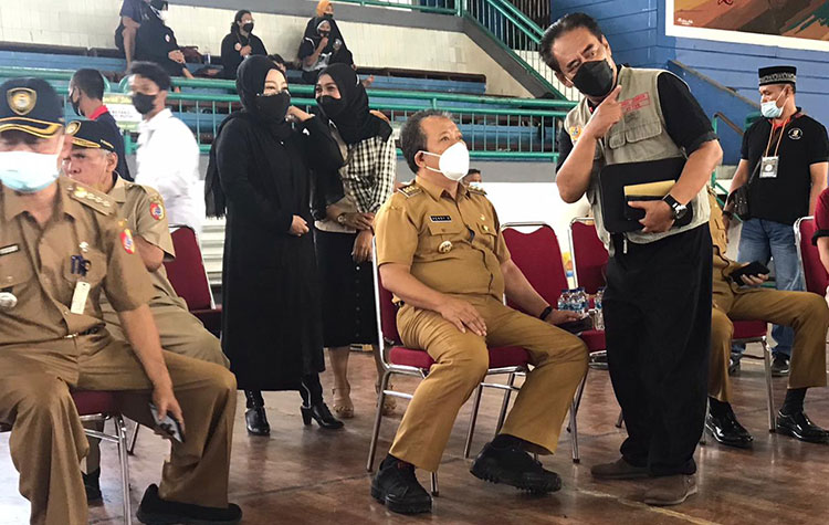 Bupati Hendy saat mengunjungi seleksi di GOR Kaliwates Jember, Senin (6/9/2021). (foto: ist)