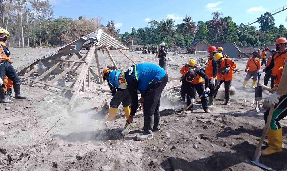 Aksi Relawan Blue Helmet bersama Basarnas saat mencari korban erupsi Gunung Semeru di Lumajang. foto: ist.