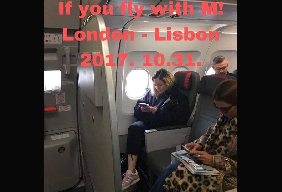 Madonna berada di kelas ekonomi Air Portugal. foto: mirror.co.uk
