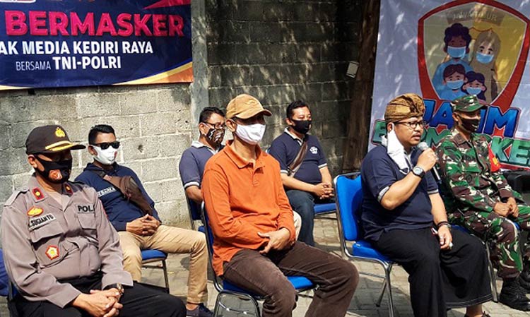Imam Mubarok mewakili awak media saat memberikan sambutan, sebelum pembagian masker dan sembako. foto: MUJI HARJITA/ BANGSAONLINE