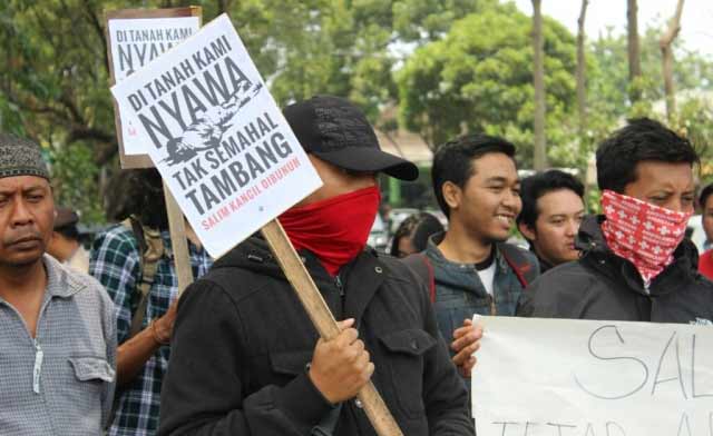 SOLIDARITAS - Aktivis mahasiswa dan seniman menggelar unjuk rasa solidaritas terhadap Salim alias Kancil yang dibunuh karena gigih menolak penambangan pasir di Lumajang. Aksi dilakukan di sekitar Gedung Balai Kota Malang, Senin (28/9). foto: merdeka