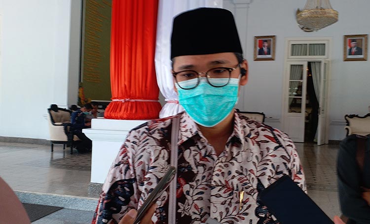 Abdul Latif Imron Amin, Bupati Bangkalan saat memberikan penjelasan kepada media terkait disiplin adalah vaksin Covid-19 ketika di Pendopo Agung Bangkalan, Selasa (16/6/2020).