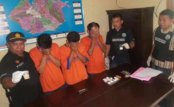 Tiga tersangka saat diamankan di Mapolres Kediri. foto: dendi martoni/BANGSAONLINE