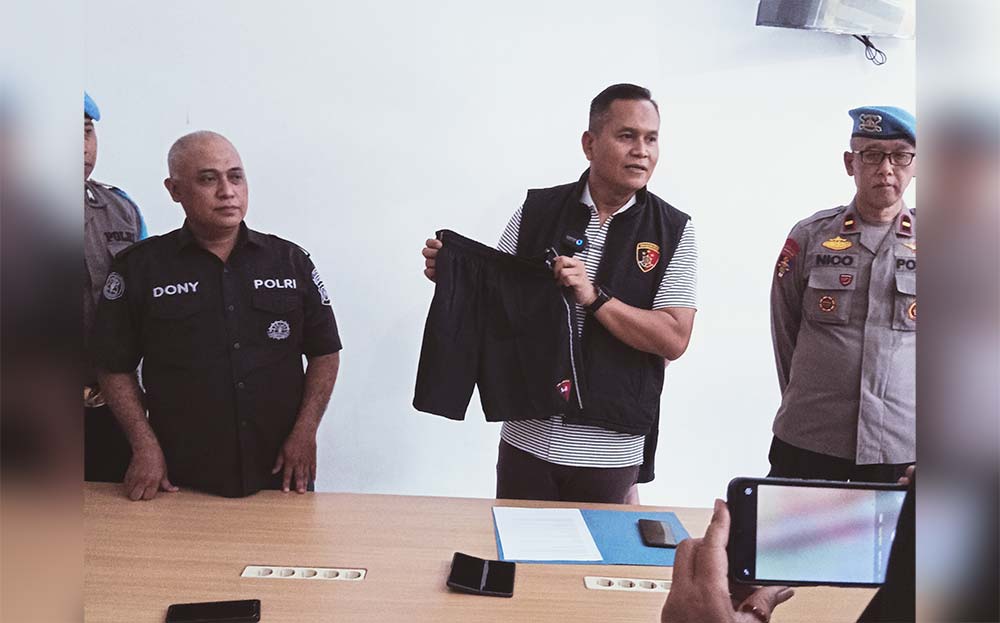 Kasatreskrim Polres Batu, Iptu Joko Suprianto, menunjukkan barang bukti celana pendek berlogo Brimob yang digunakan tersangka untuk meyakinkan korban.