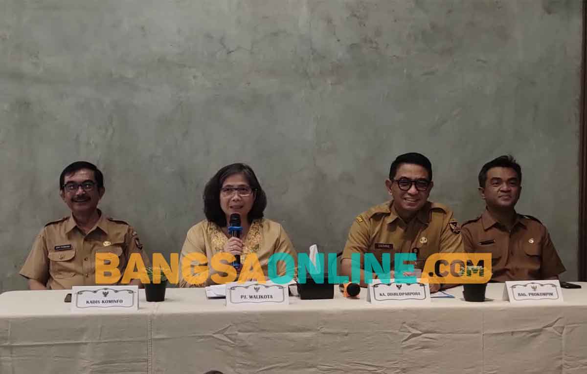 Pj Wali Kota Kediri saat berdialog dengan awak media. Foto: MUJI HARJITA/BANGSAONLINE