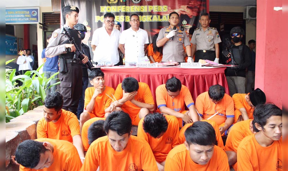 Kapolres Bangkalan AKBP Rama Samtama Putra saat memamerkan 25 tersangka narkoba di Mapolres Bangkalan, Rabu (26/2).